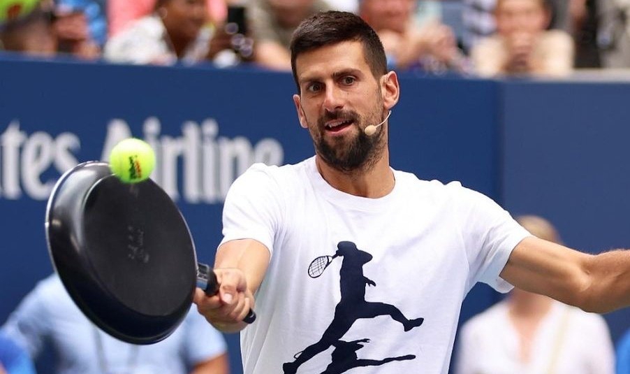Тиган, шпатула и пътен знак вместо ракета: Джокович отново забавлява публиката на US Open